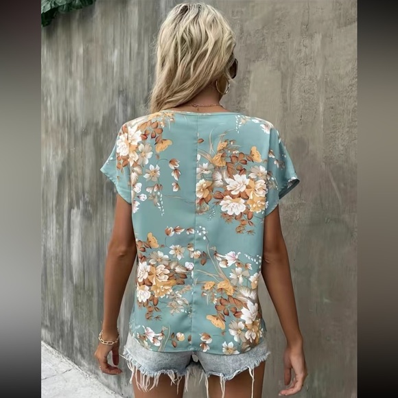 🎉Host Pick🎉 Floral Print Notched Neck Blouse. NWT - Picture 3 of 7